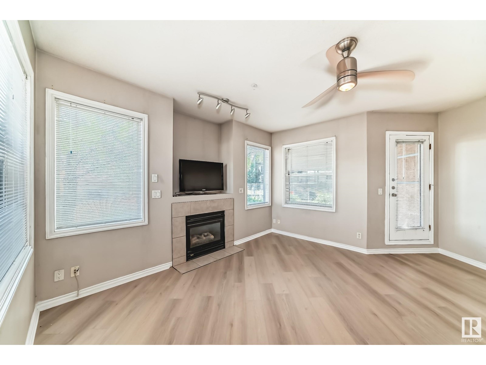 Photo 3 of 101 10346 117 St Nw, Edmonton AB