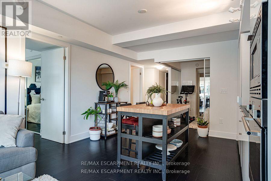 Photo 3 of 1809 955 Bay Street, Toronto ON
