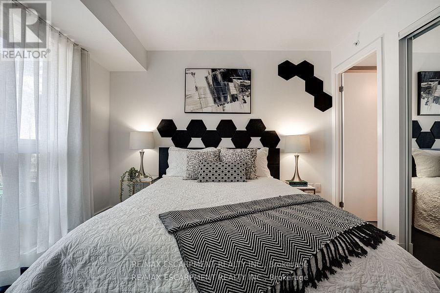 Photo 12 of 1809 955 Bay Street, Toronto ON