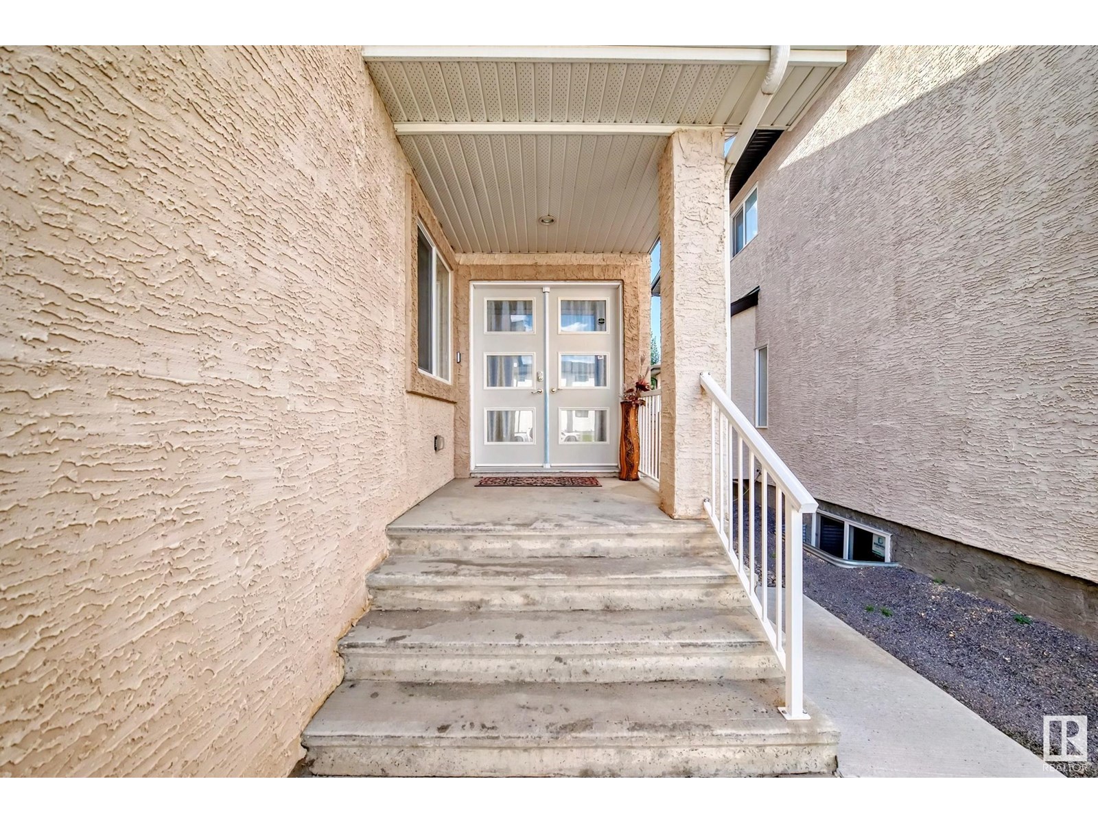 Photo 3 of 16756 61 St Nw, Edmonton AB