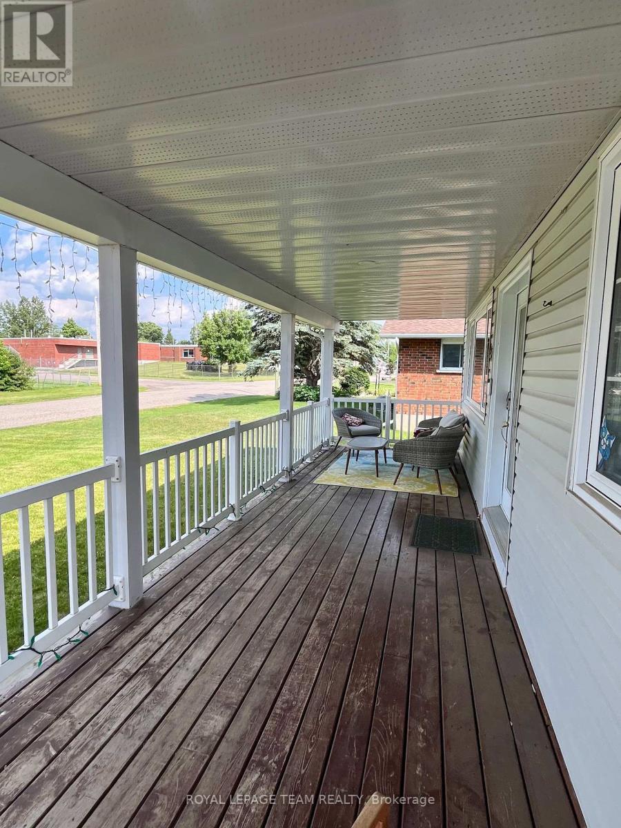 Photo 2 of 500 Aberdeen Street, Renfrew ON