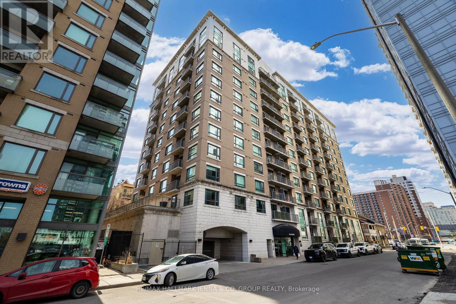 https://ddfcdn.realtor.ca/listing/TS638871367845430000/reb76/highres/5/x12033085_1.jpg