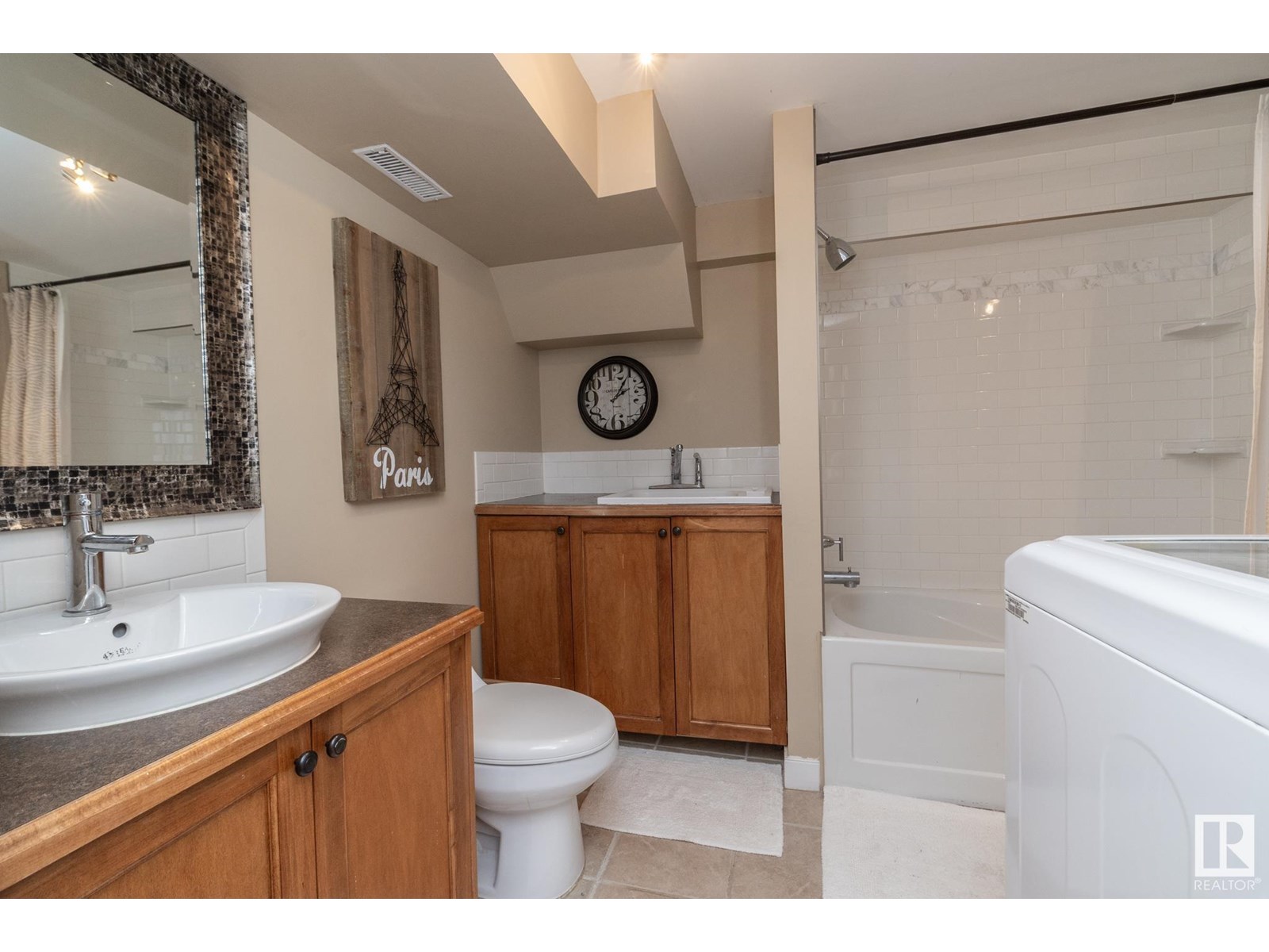 Photo 22 of 157 Laurier Dr Nw, Edmonton AB