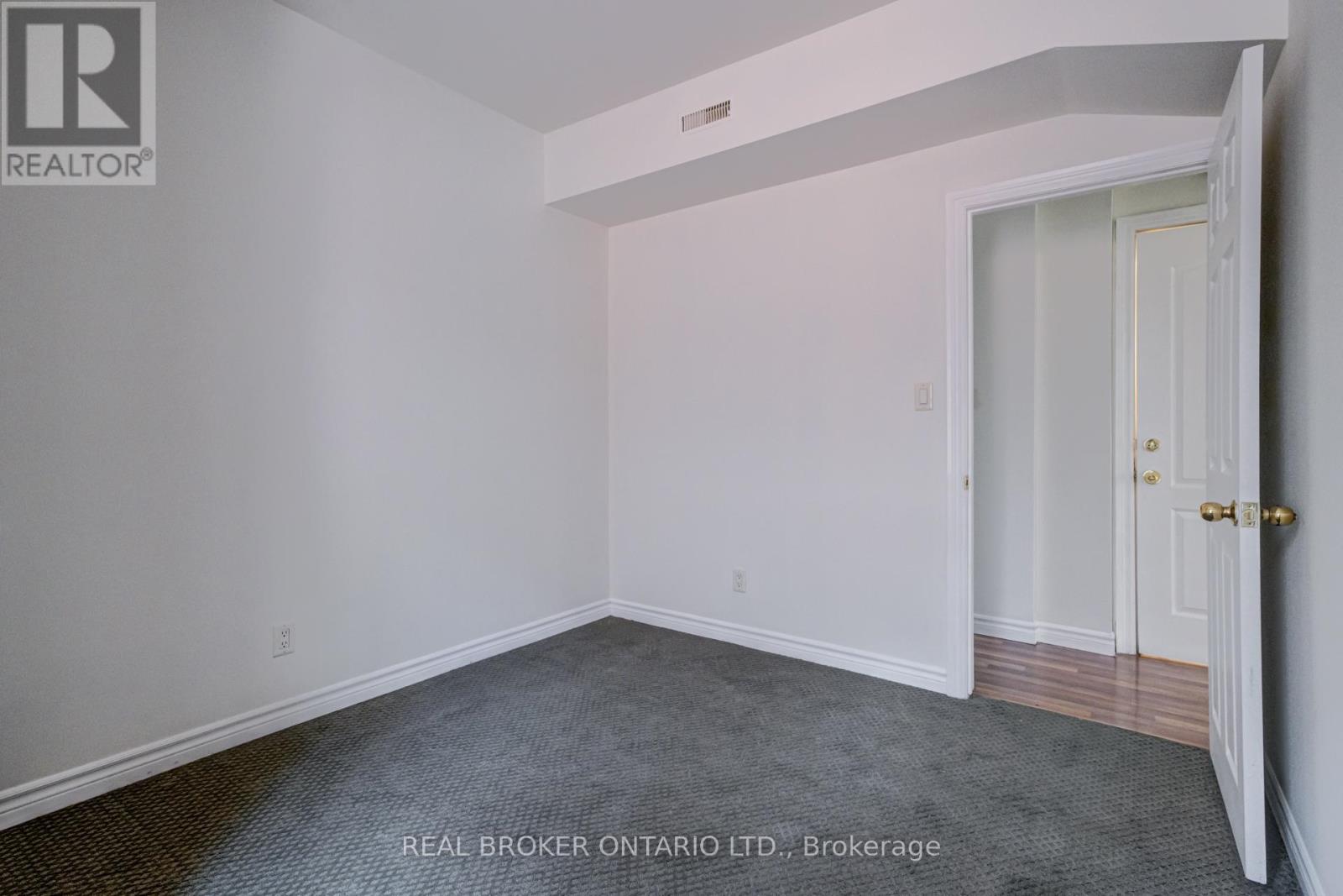 Photo 33 of 55 Young Street, Hamilton ON