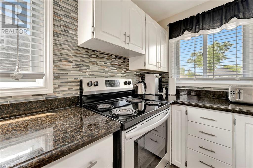 Photo 10 of 48 Willow Drive, Brantford ON
