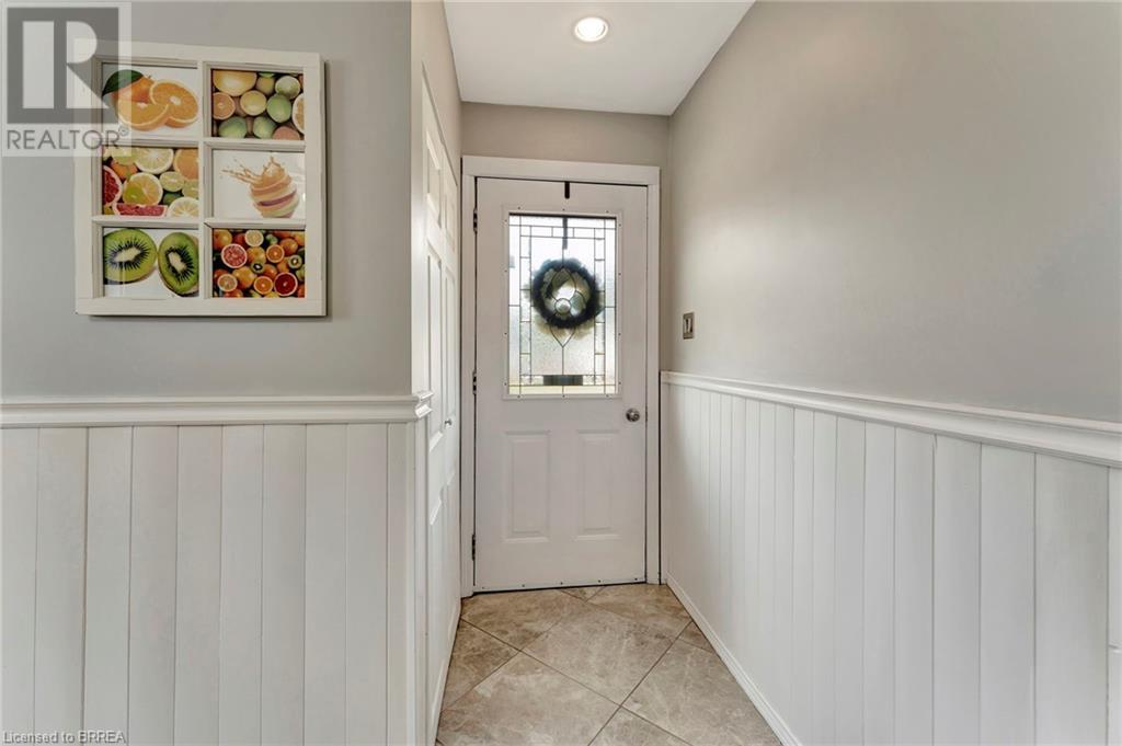 Photo 5 of 48 Willow Drive, Brantford ON