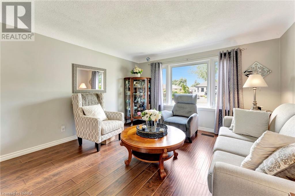 Photo 13 of 48 Willow Drive, Brantford ON