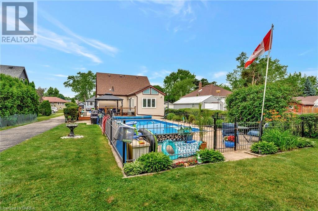 Photo 42 of 48 Willow Drive, Brantford ON