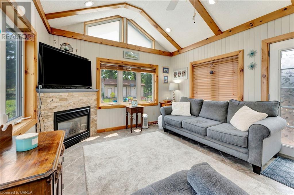 Photo 20 of 48 Willow Drive, Brantford ON