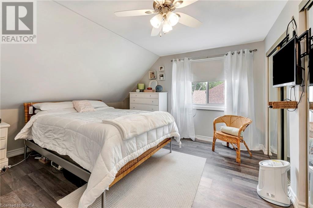 Photo 22 of 48 Willow Drive, Brantford ON