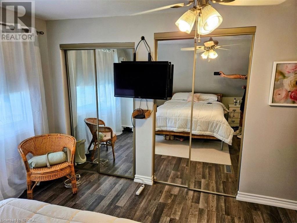 Photo 23 of 48 Willow Drive, Brantford ON
