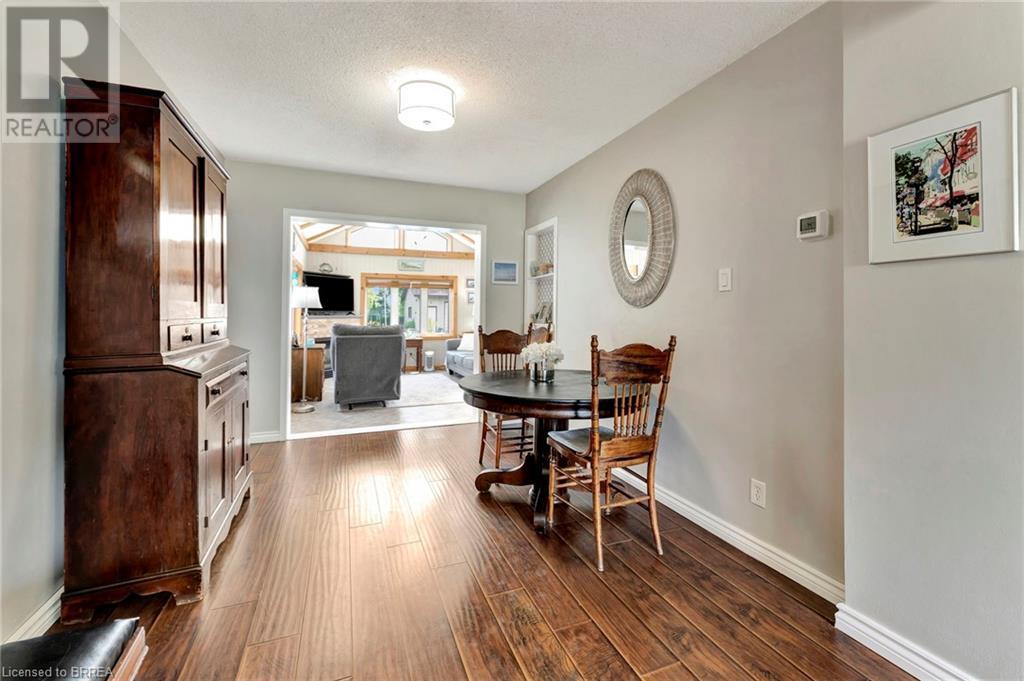 Photo 16 of 48 Willow Drive, Brantford ON