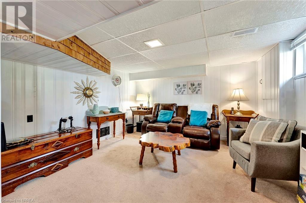 Photo 27 of 48 Willow Drive, Brantford ON