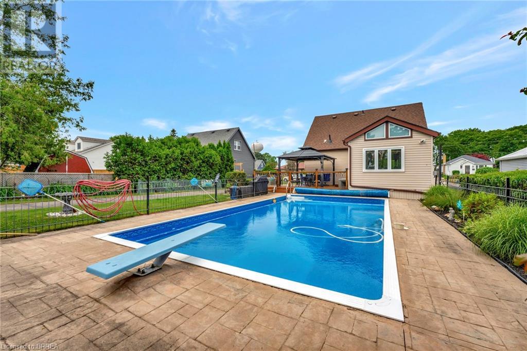 Photo 37 of 48 Willow Drive, Brantford ON