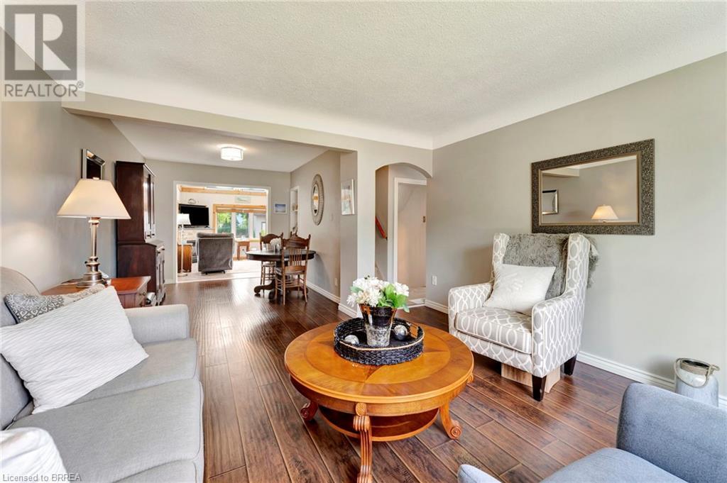 Photo 15 of 48 Willow Drive, Brantford ON