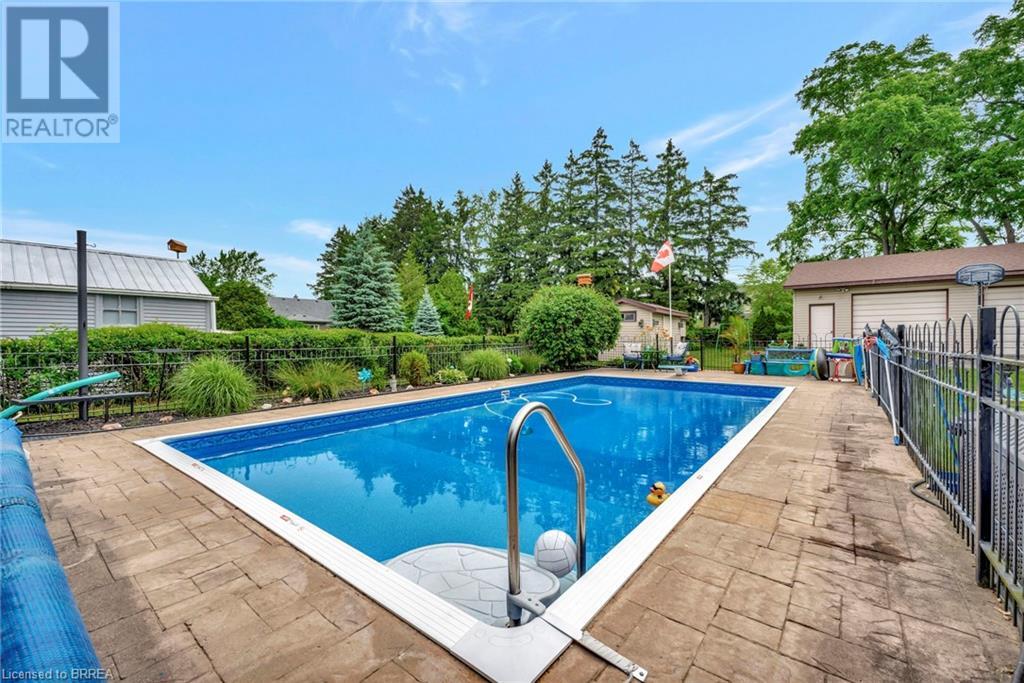 Photo 35 of 48 Willow Drive, Brantford ON