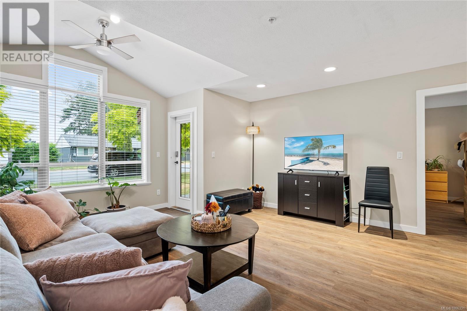 Photo 2 of 806 261 Mills St, Parksville BC