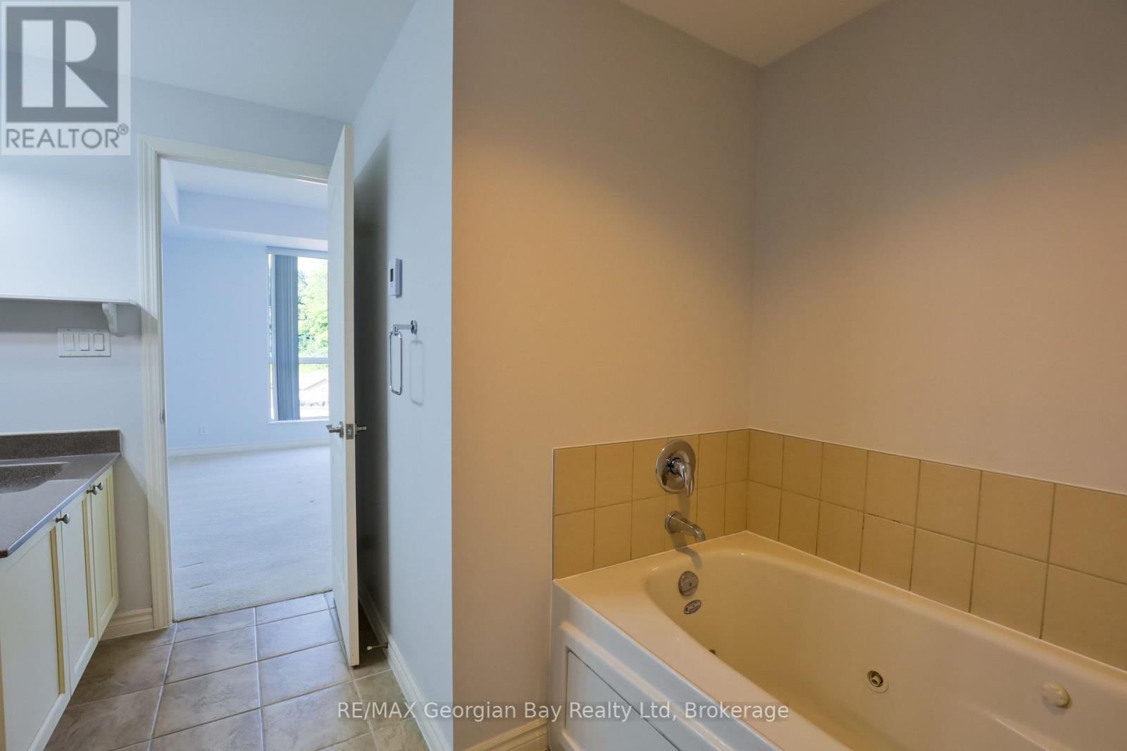 Photo 11 of 509 699 Aberdeen Boulevard, Midland ON