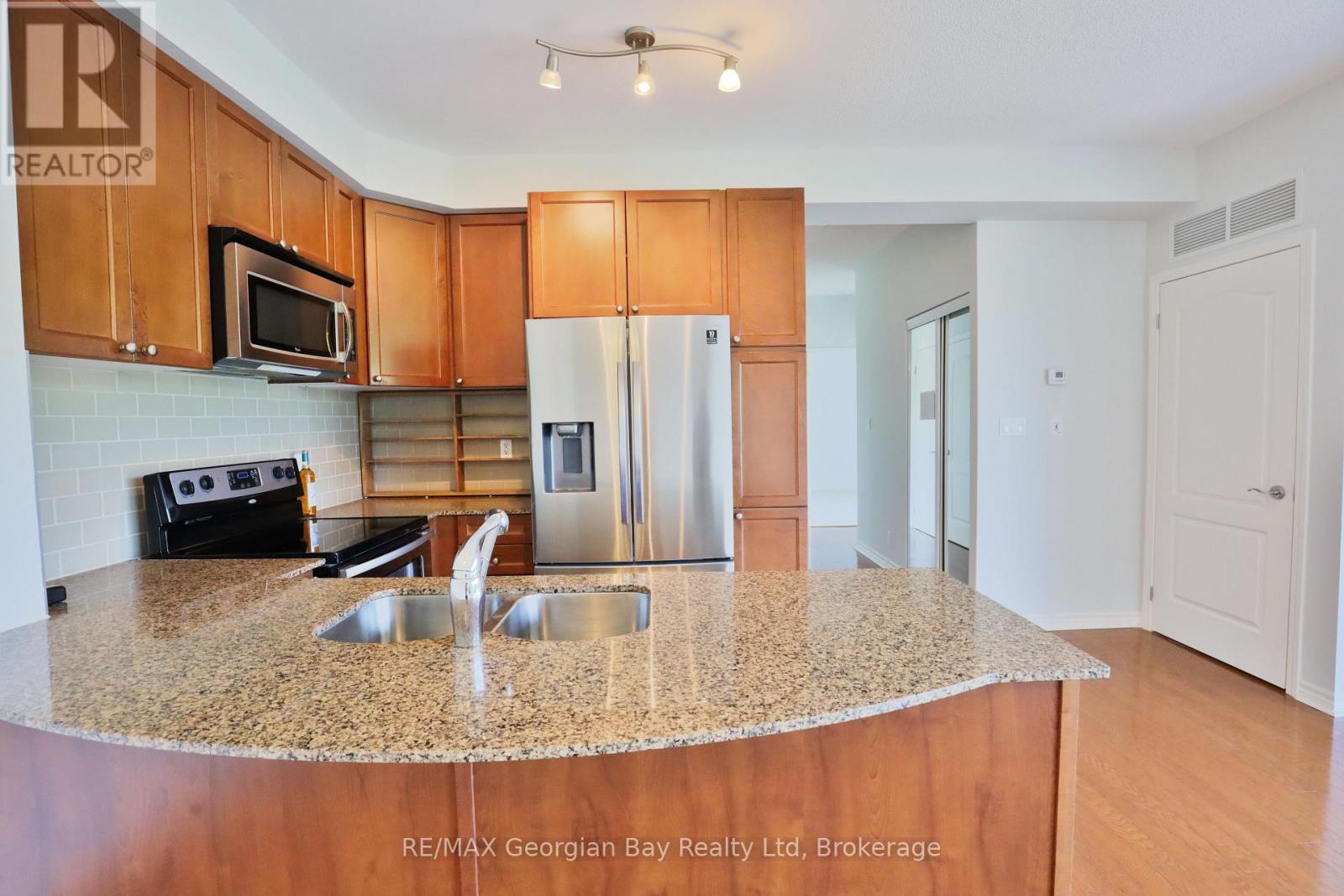 Photo 8 of 509 699 Aberdeen Boulevard, Midland ON