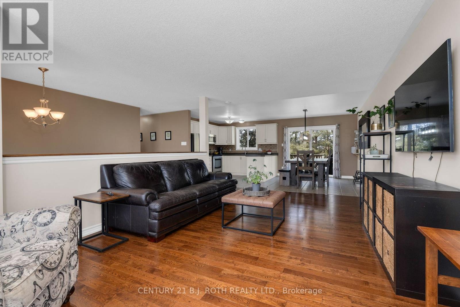 Photo 31 of 68 Davenport Drive, Springwater ON