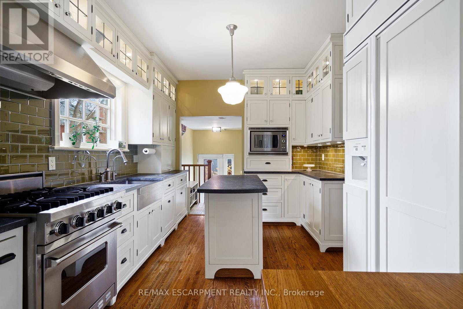 Photo 14 of 2 Oak Knoll Drive, Hamilton ON