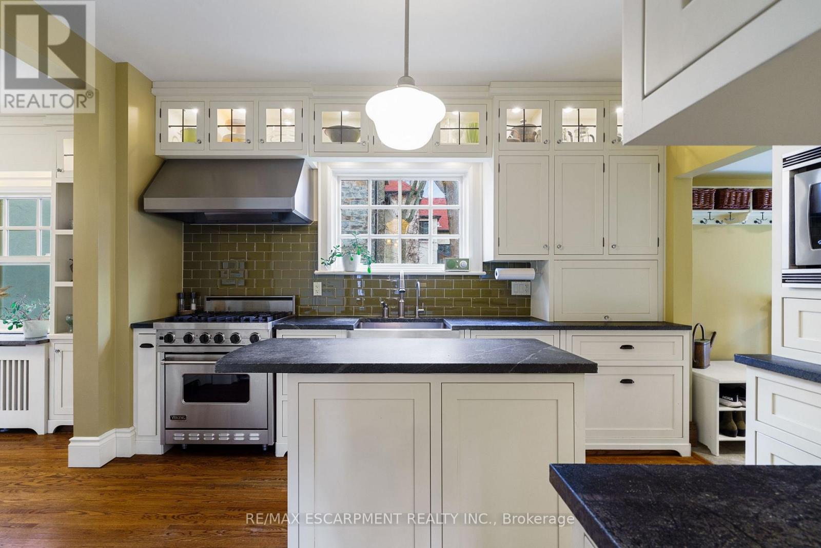 Photo 7 of 2 Oak Knoll Drive, Hamilton ON