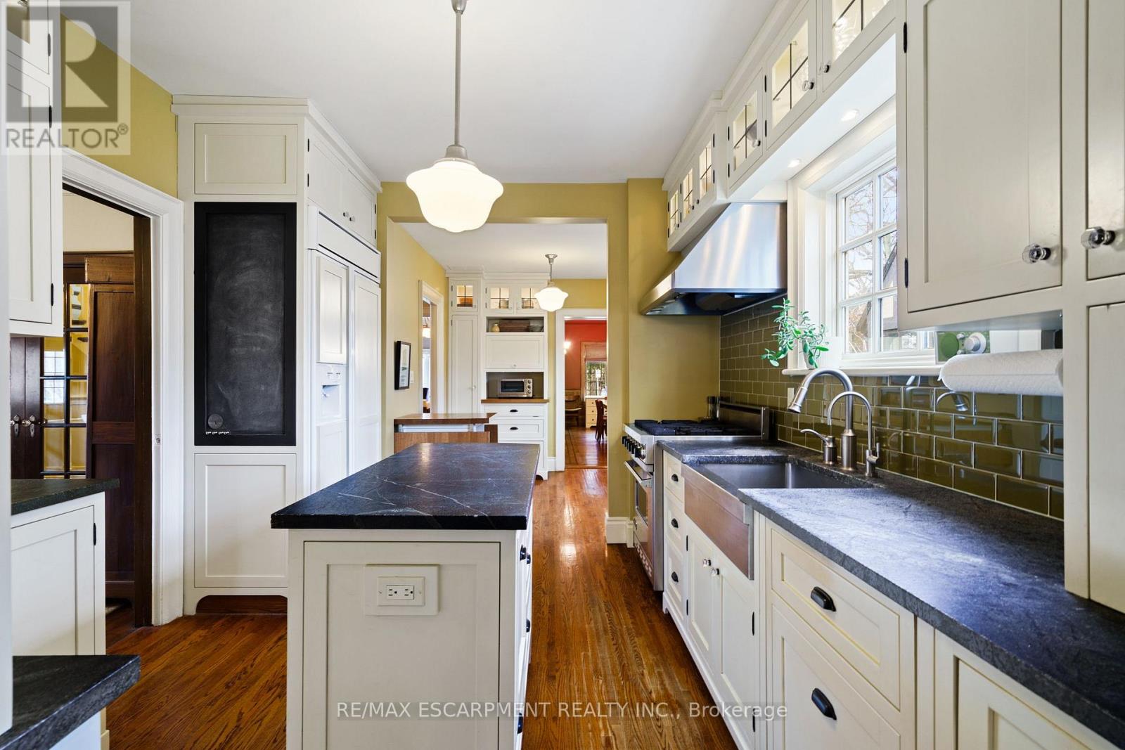 Photo 44 of 2 Oak Knoll Drive, Hamilton ON