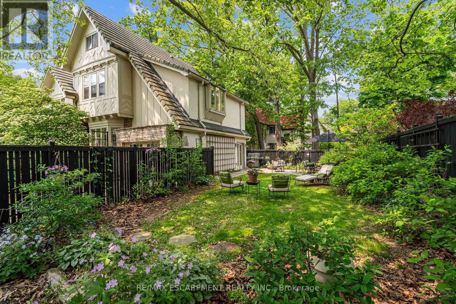 Photo 24 of 2 Oak Knoll Drive, Hamilton ON