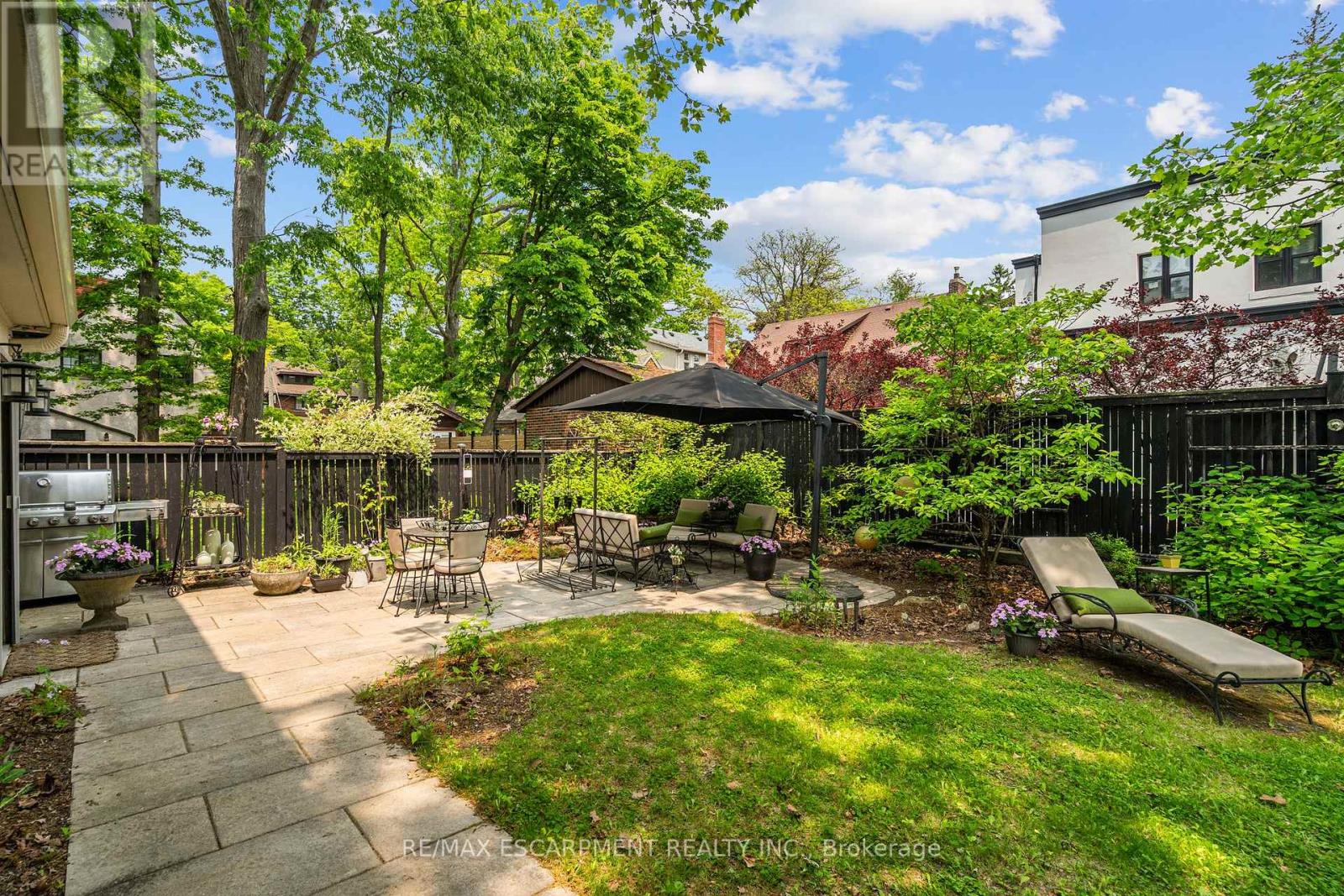 Photo 11 of 2 Oak Knoll Drive, Hamilton ON