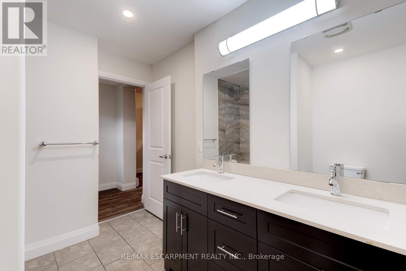 Photo 17 of 152 Sanford Avenue S, Hamilton ON