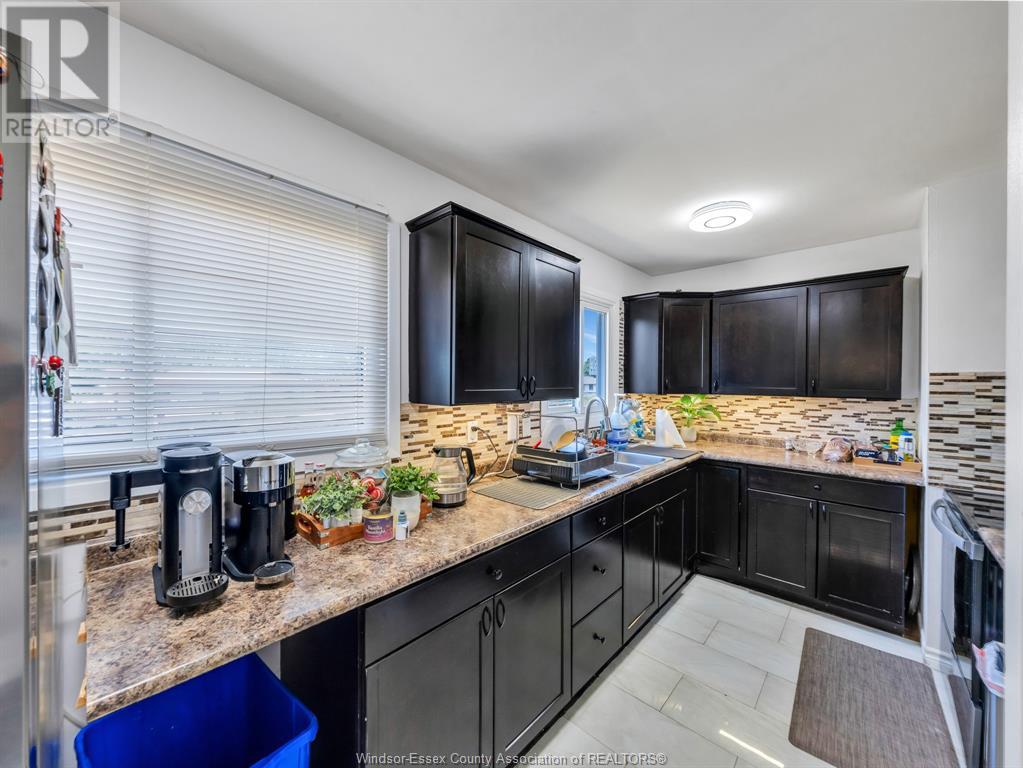 Photo 4 of 10670 Lambeth Road, Windsor ON