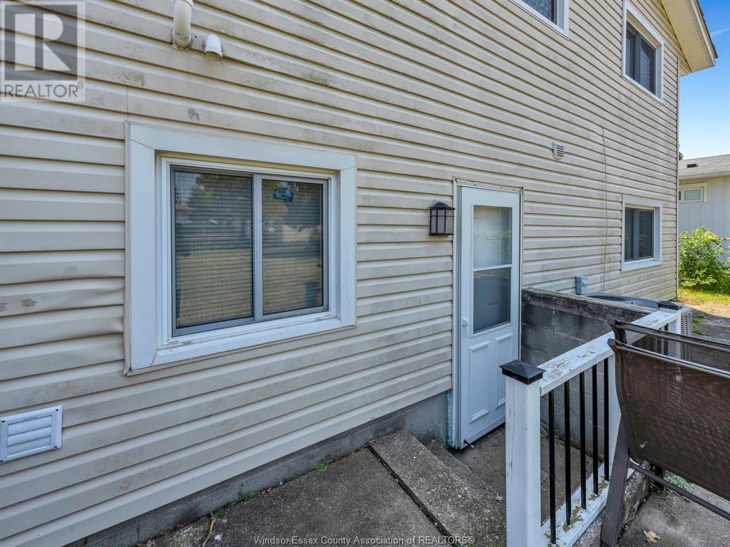 Photo 2 of 10670 Lambeth Road, Windsor ON