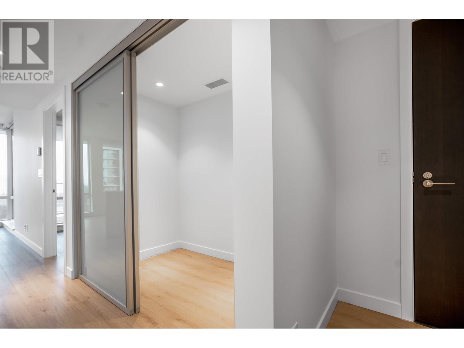Photo 3 of 1705 1500 Fern Street, North Vancouver BC