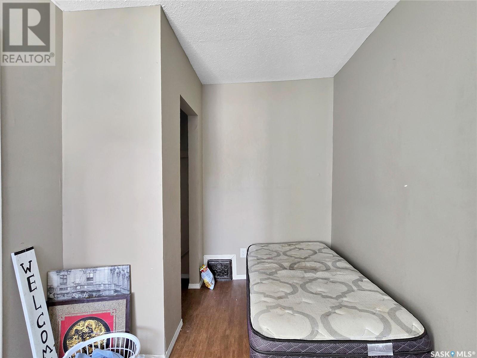 Photo 11 of 312 E Avenue S, Saskatoon SK