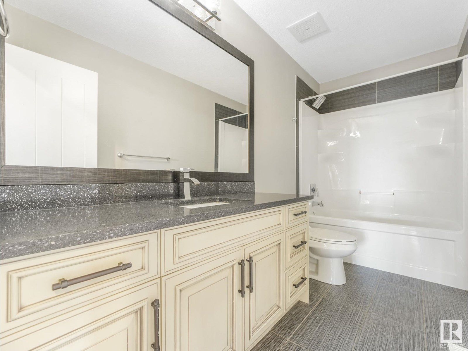 Photo 20 of 2421 Ashcraft Cr Sw, Edmonton AB