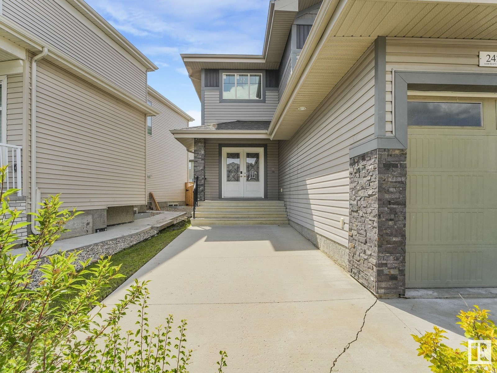 Photo 3 of 2421 Ashcraft Cr Sw, Edmonton AB