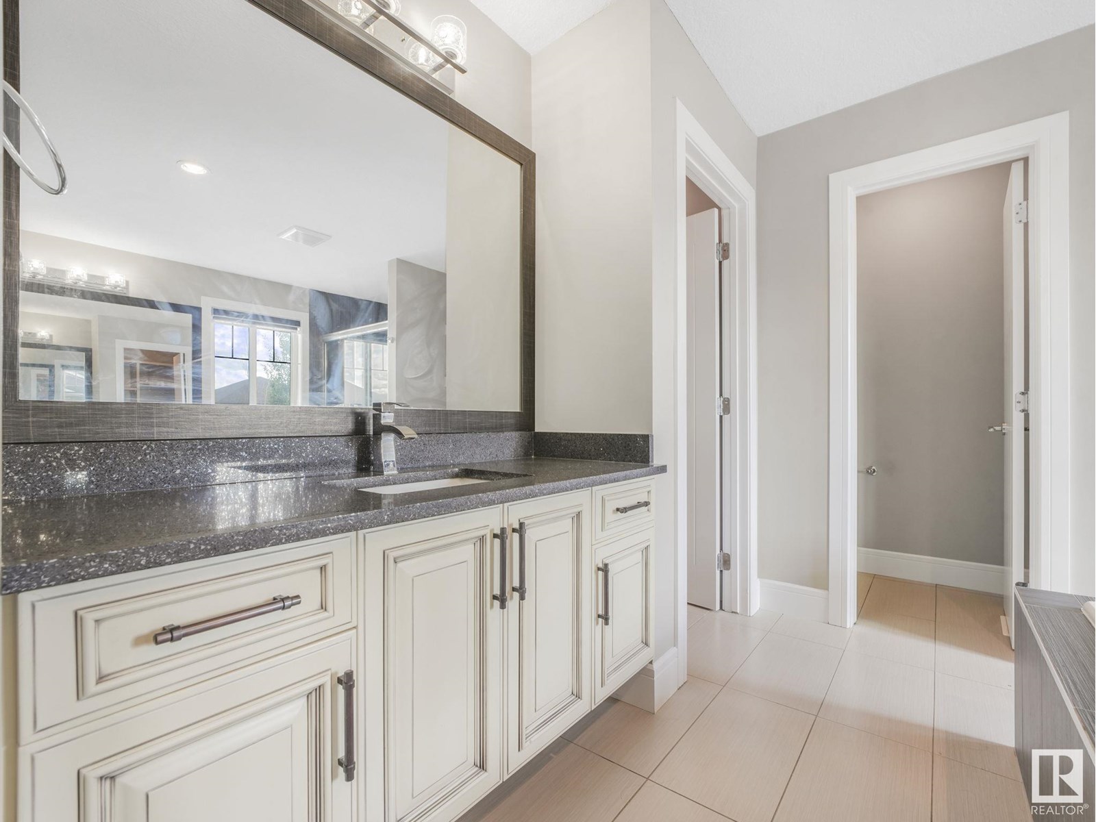 Photo 7 of 2421 Ashcraft Cr Sw, Edmonton AB