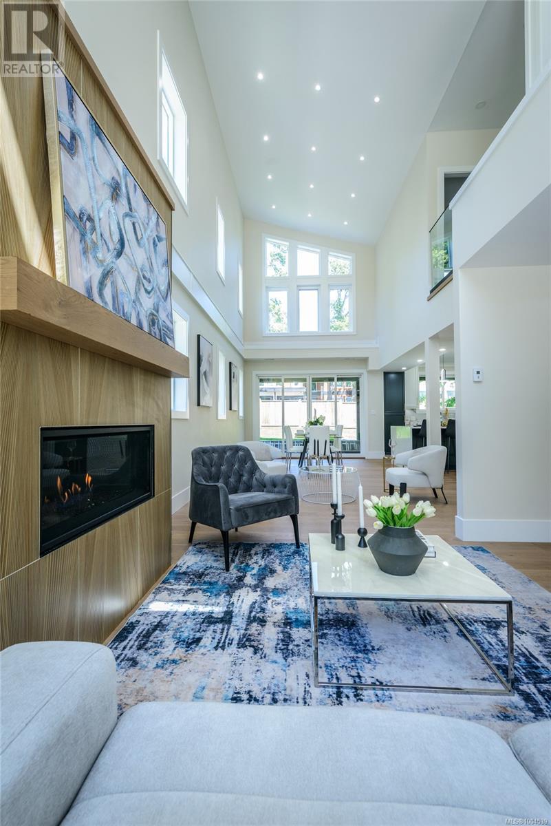 Photo 3 of 1246 Reynolds Rd, Saanich BC