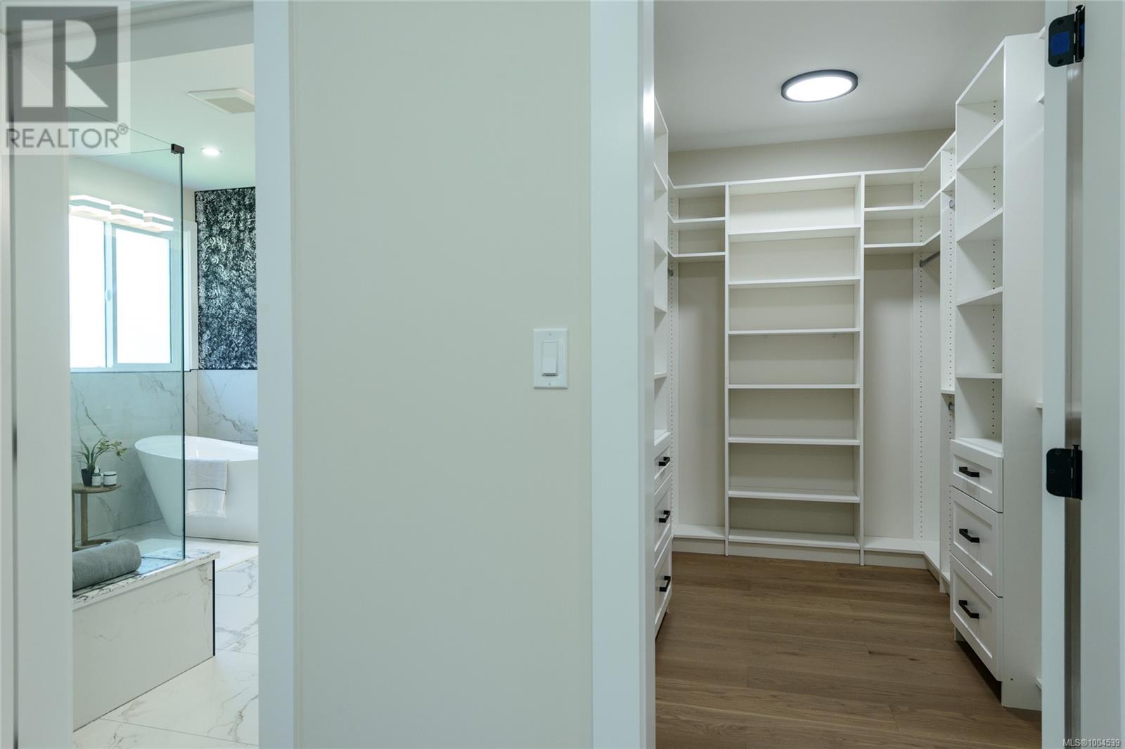Photo 36 of 1246 Reynolds Rd, Saanich BC
