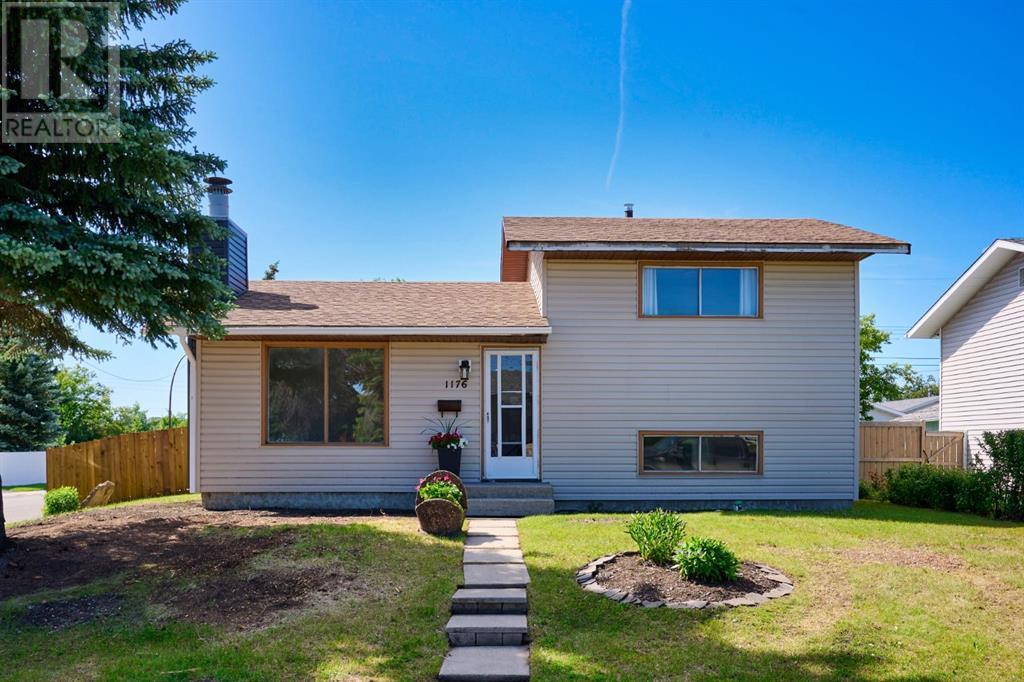 Single Family House 3 Level for Sale in  Penrith Crescent SE Penbrooke Meadows Calgary 