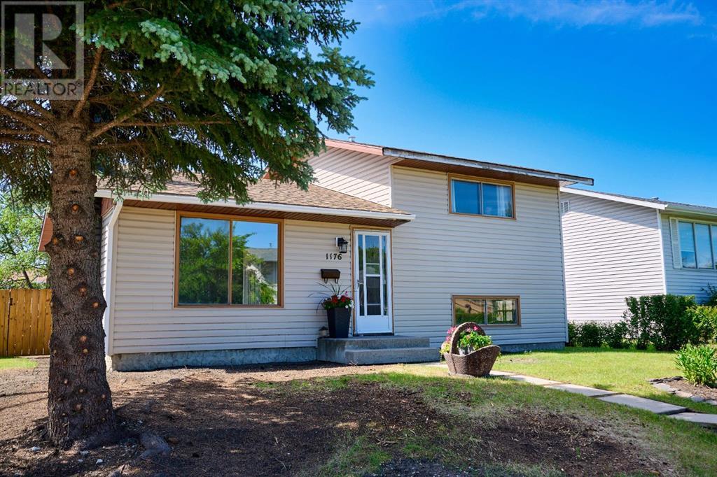 Single Family House 3 Level for Sale in  Penrith Crescent SE Penbrooke Meadows Calgary 