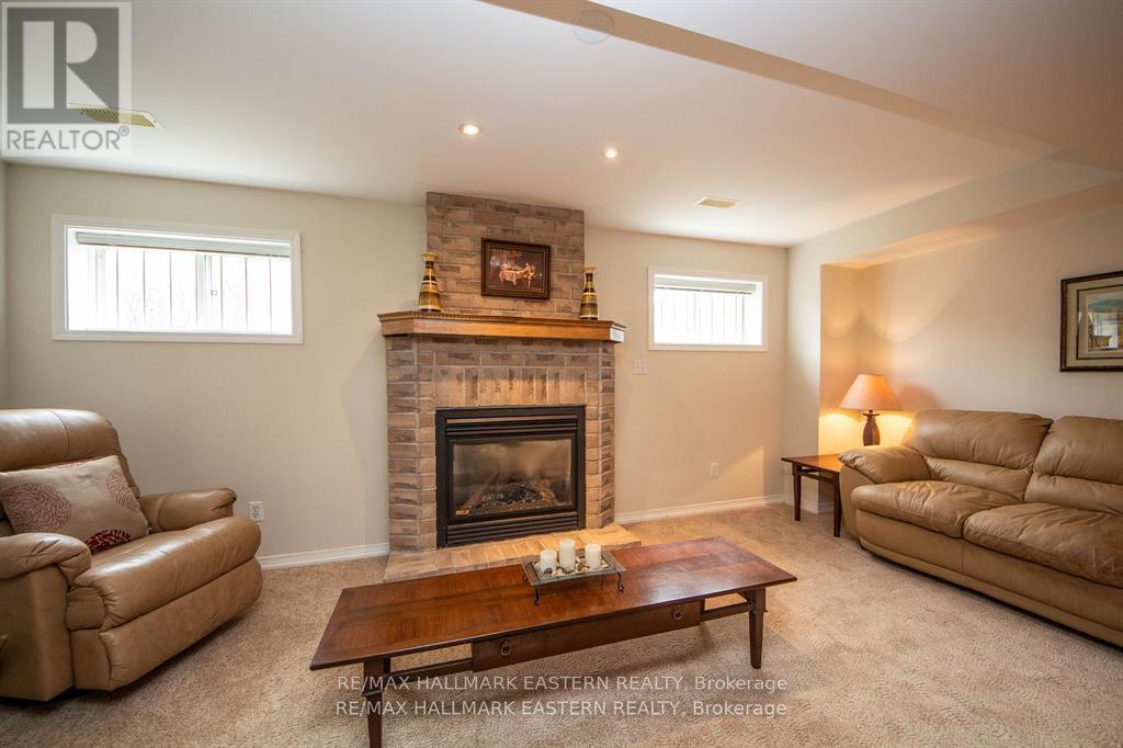 Photo 24 of 14 877 Wentworth Street, Peterborough West ON
