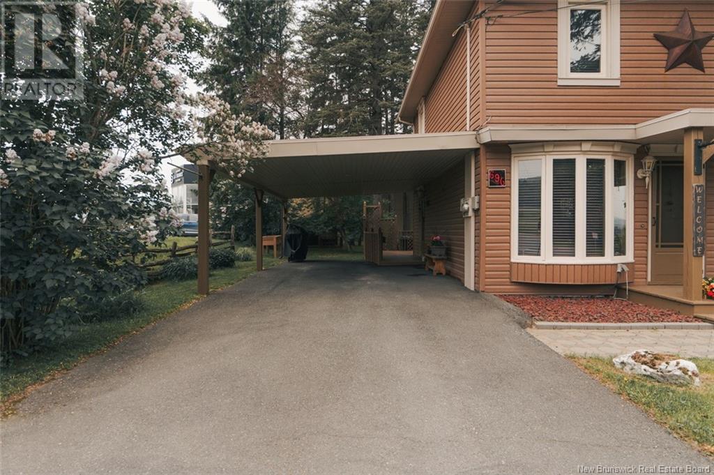 696 VICTORIA STREET - 23