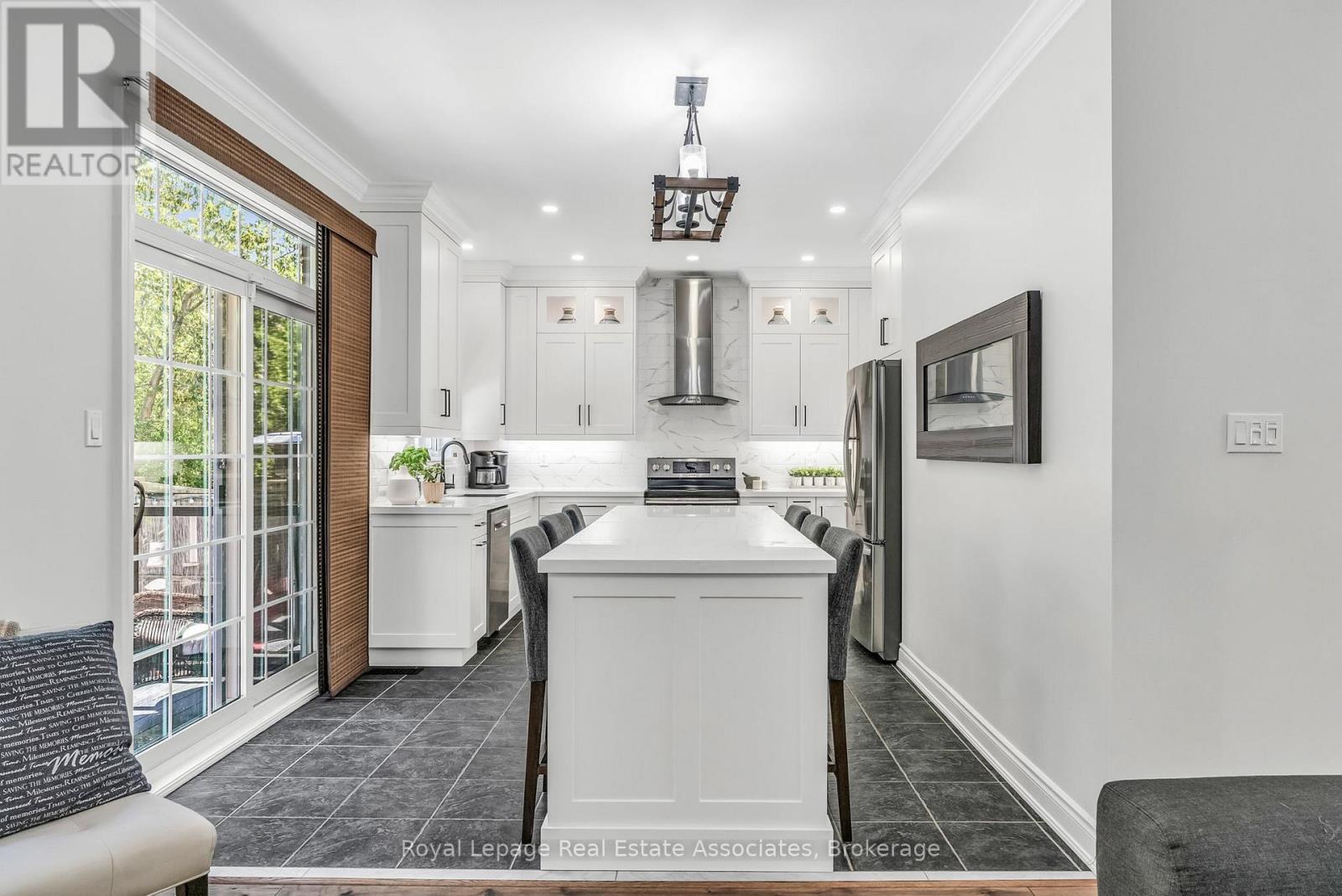 Photo 18 of 273 Duskywing Way, Oakville ON