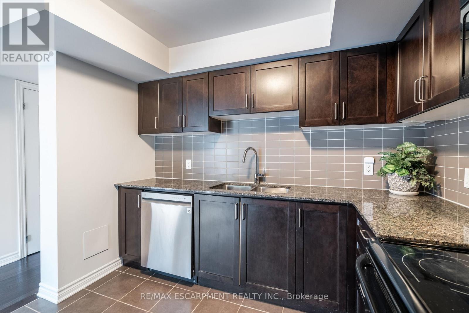 Photo 31 of 59 2441 Greenwich Drive, Oakville ON