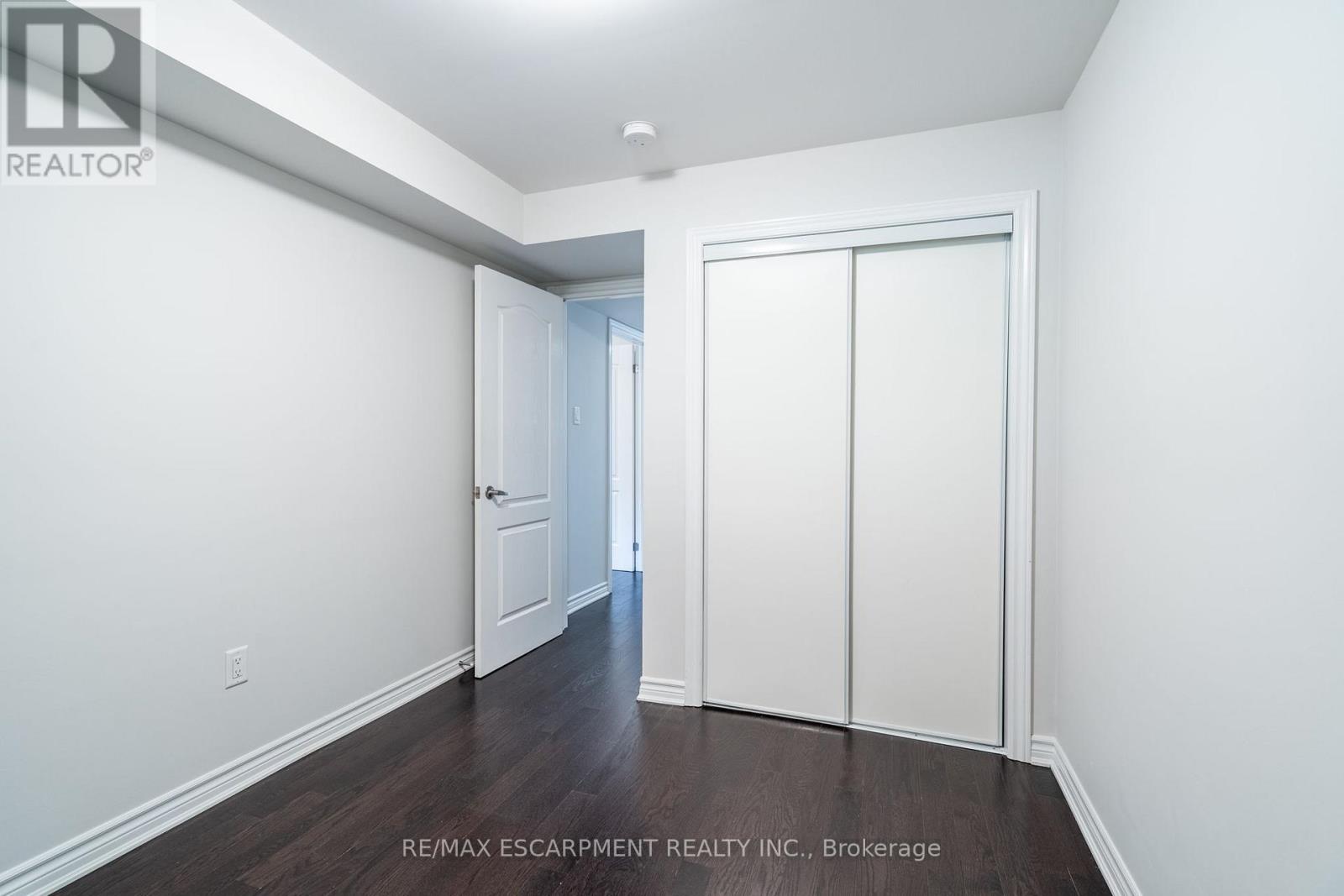 Photo 32 of 59 2441 Greenwich Drive, Oakville ON