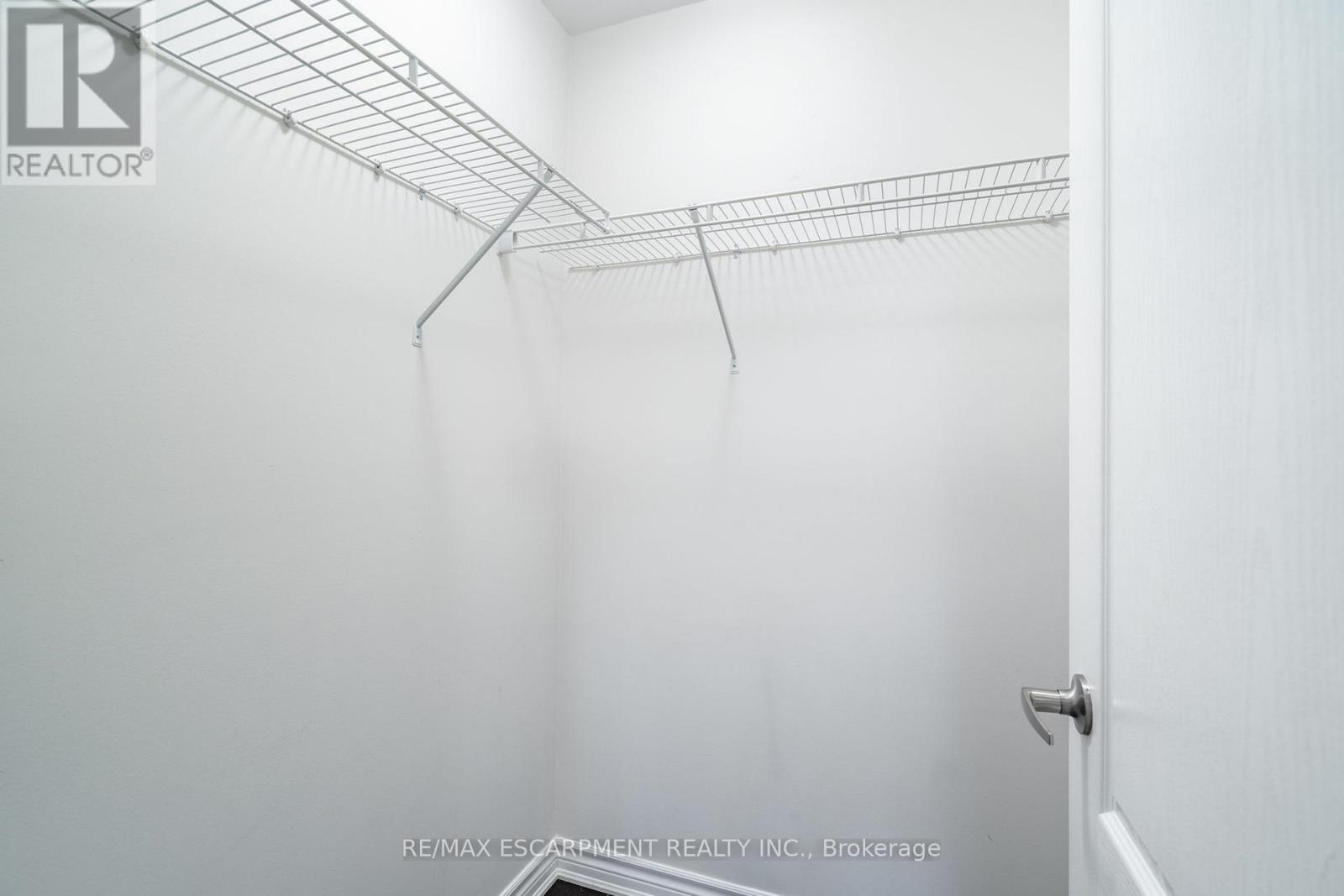 Photo 4 of 59 2441 Greenwich Drive, Oakville ON