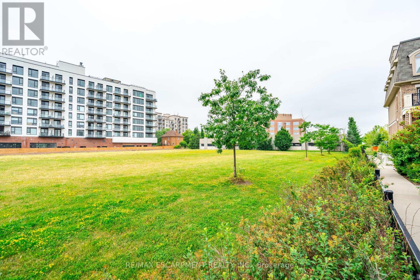Photo 20 of 59 2441 Greenwich Drive, Oakville ON