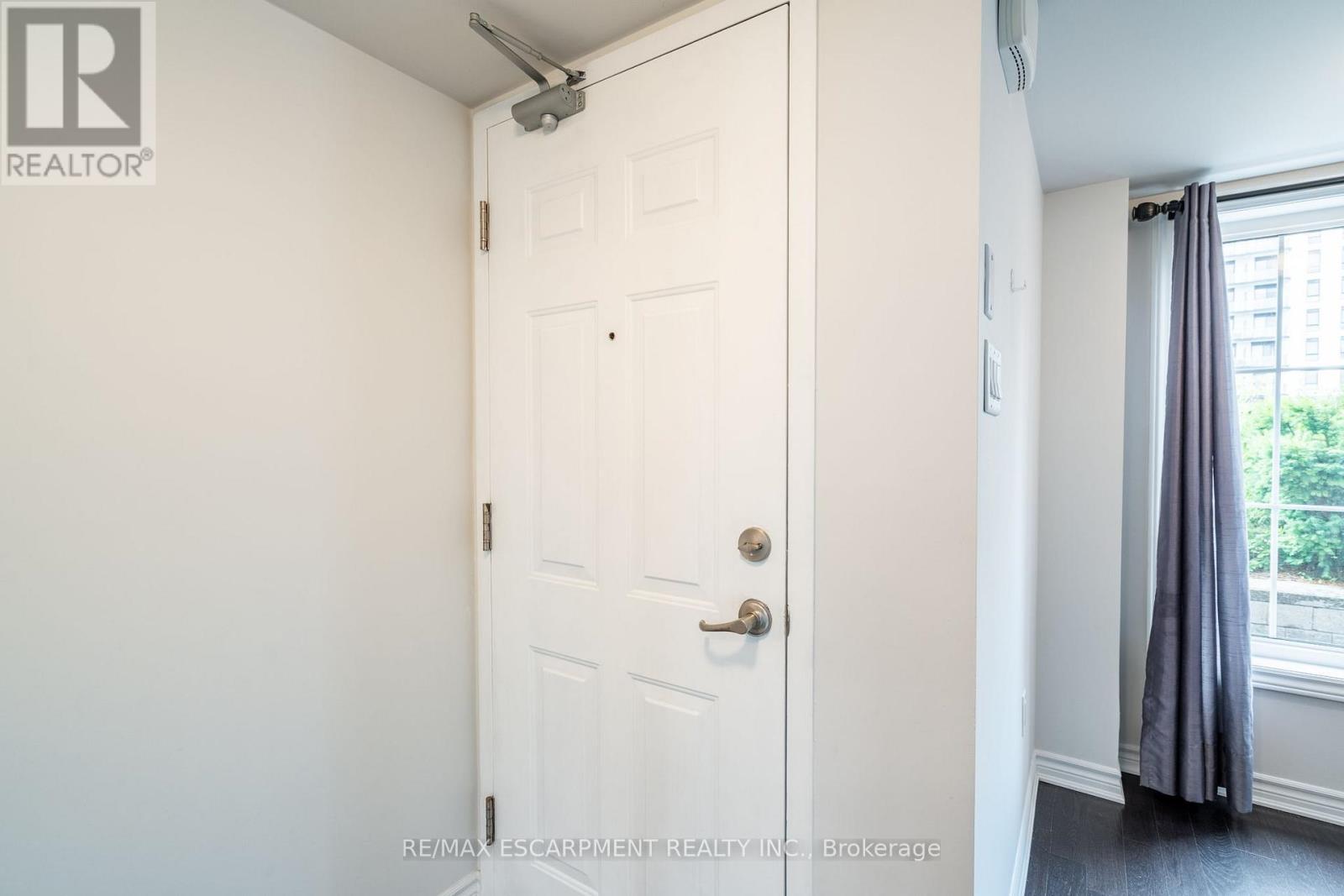 Photo 9 of 59 2441 Greenwich Drive, Oakville ON