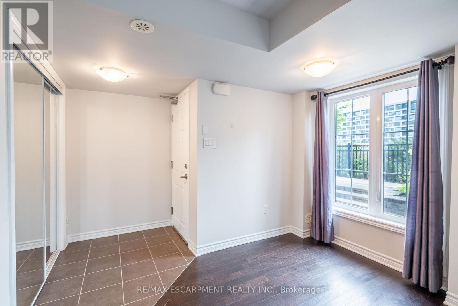 Photo 12 of 59 2441 Greenwich Drive, Oakville ON